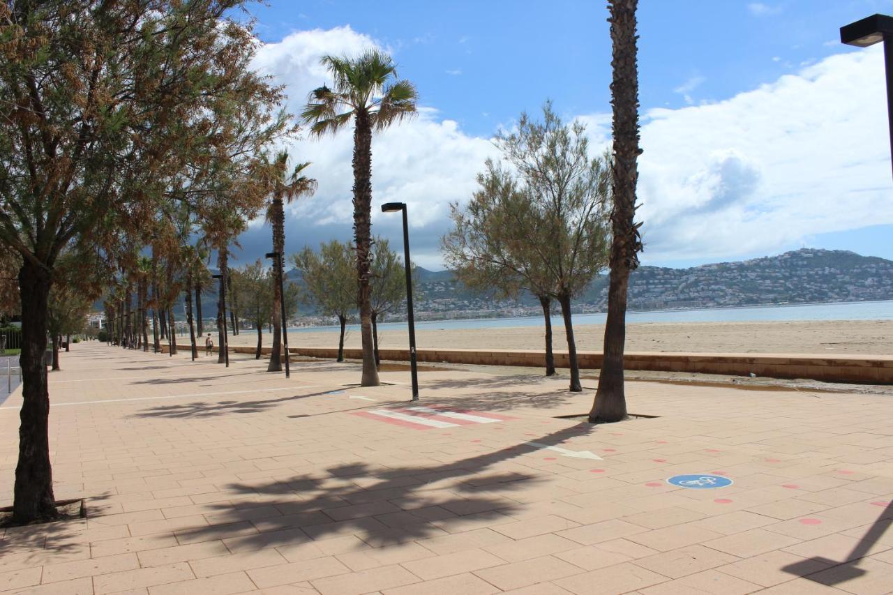 Beautiful Apartment 75M2 With View At The Beach, Pool, Parking Roses Eksteriør billede
