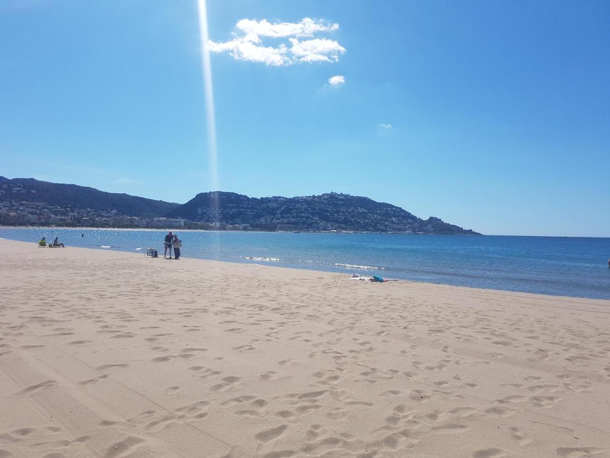 Beautiful Apartment 75M2 With View At The Beach, Pool, Parking Roses Eksteriør billede